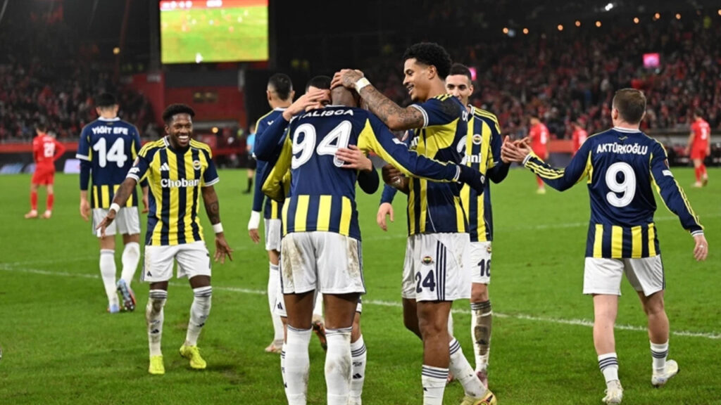 Fenerbahçe Konyaspor'u 4 Golle Geçti! Zirve Yarışında Gaza Bastı