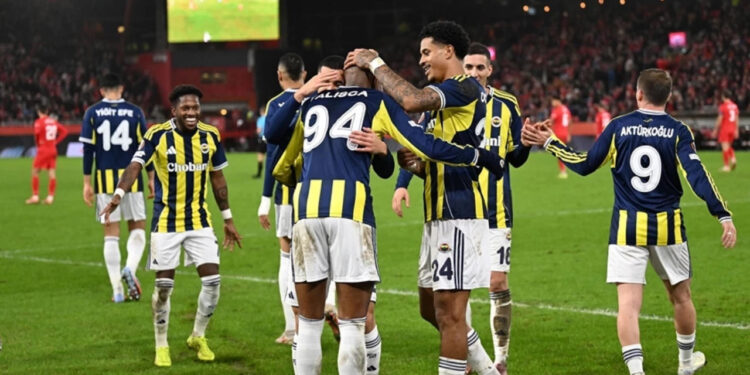 Fenerbahçe Konyaspor'u 4 Golle Geçti! Zirve Yarışında Gaza Bastı