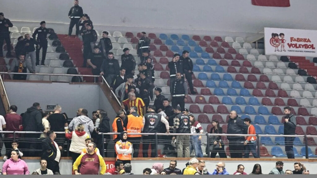 Göztepe-Beşiktaş Maçında Kaos! Maç Durdu, Salona Polis Girdi