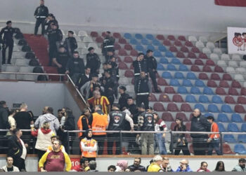 Göztepe-Beşiktaş Maçında Kaos! Maç Durdu, Salona Polis Girdi