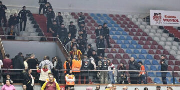 Göztepe-Beşiktaş Maçında Kaos! Maç Durdu, Salona Polis Girdi