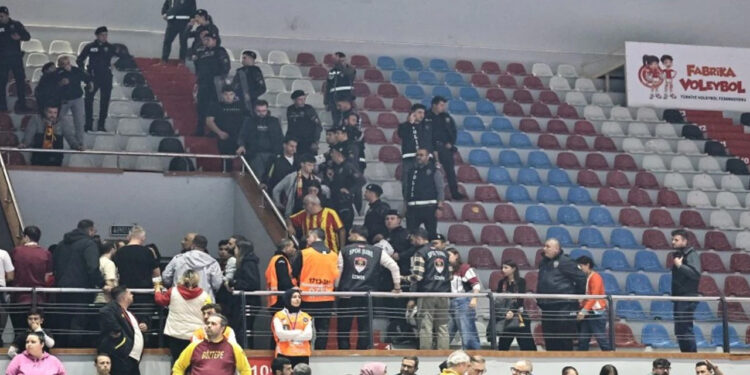 Göztepe-Beşiktaş Maçında Kaos! Maç Durdu, Salona Polis Girdi