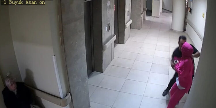 Hastanede Dehşet Anları! Eşini Kovalayıp Silahla Vurdu