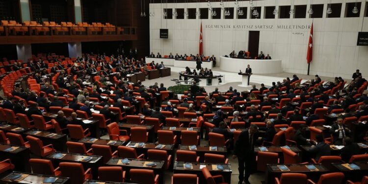 İlk 8 maddesi görüşüldü: Bu bütçe emeğin değil