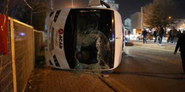 İşçi Servisi ile Otomobil Çarpıştı: 11 Yaralı