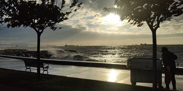 İstanbul'da Fırtına Deniz Ulaşımını Vurdu: Vapur Seferleri İptal