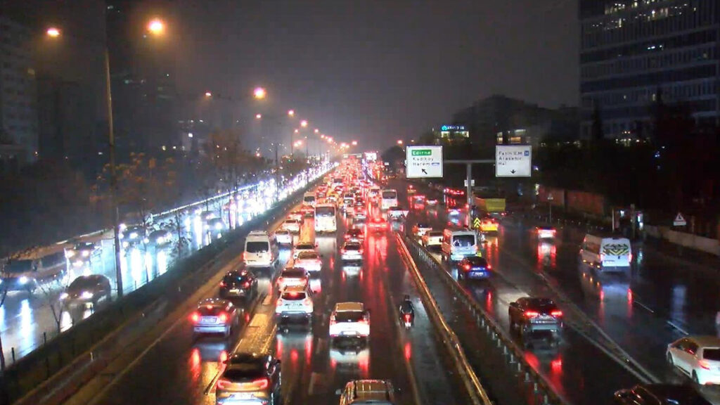 İstanbul’da Pazartesi Çilesi! Yağmurla Birlikte Trafik Felç