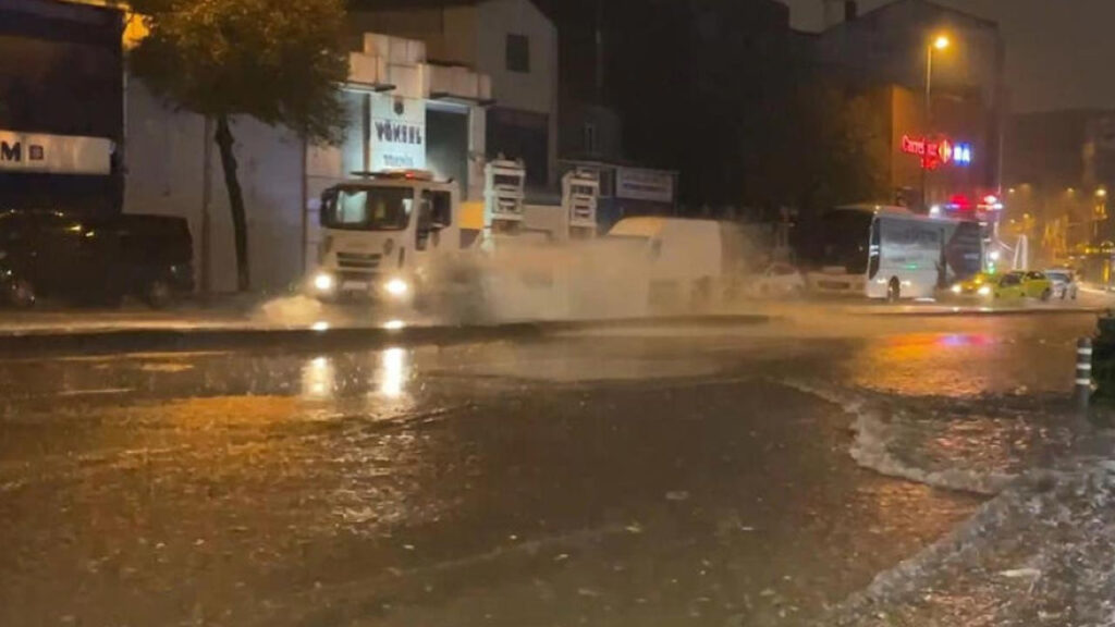 İstanbul’da Sağanak Hayatı Felç Etti! Yollar Göle Döndü, Evleri Su Bastı