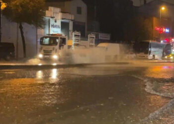 İstanbul’da Sağanak Hayatı Felç Etti! Yollar Göle Döndü, Evleri Su Bastı