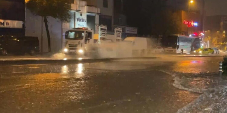 İstanbul’da Sağanak Hayatı Felç Etti! Yollar Göle Döndü, Evleri Su Bastı