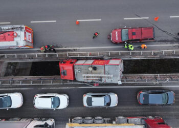İtfaiye Aracı Köprü Arasında Sıkıştı: 3 Personel Yaralı