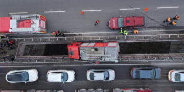 İtfaiye Aracı Köprü Arasında Sıkıştı: 3 Personel Yaralı