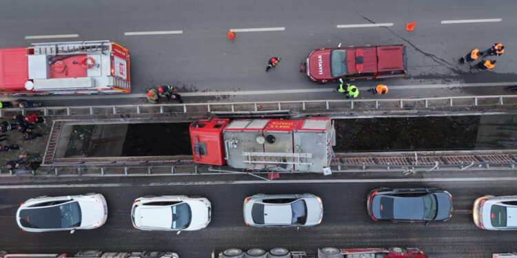 İtfaiye Aracı Köprü Arasında Sıkıştı: 3 Personel Yaralı