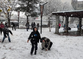 Kar Yağışı Bastırdı, Valilikler Tek Tek Duyurdu: Birçok İlde Okullar Tatil Edildi