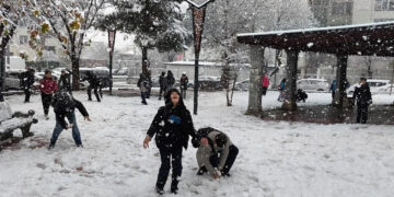 Kar Yağışı Bastırdı, Valilikler Tek Tek Duyurdu: Birçok İlde Okullar Tatil Edildi