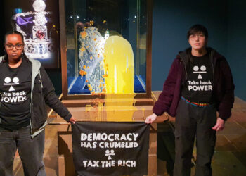 Kraliyet Tacına Muhallebili Saldırı! Herkes Şoke Oldu