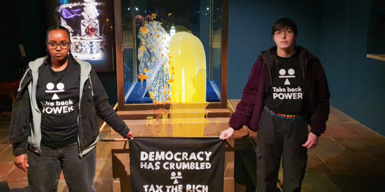 Kraliyet Tacına Muhallebili Saldırı! Herkes Şoke Oldu