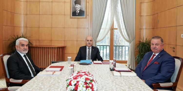 Kurtulmuş, Meclis grubu olmayan partilerin komisyon üyeleriyle görüştü