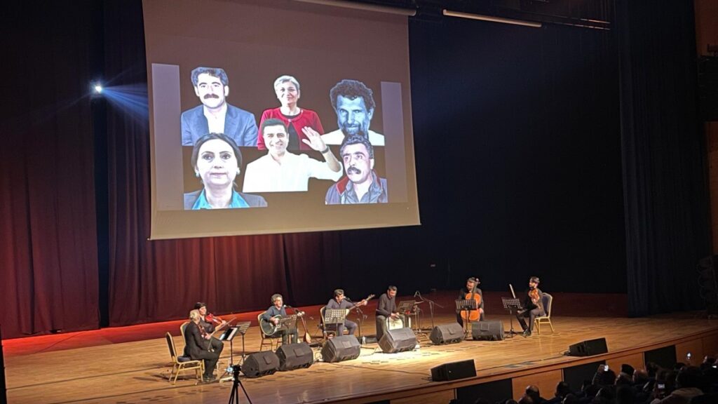 Metin ve Kemal Kahraman’ın konserine yoğun ilgi