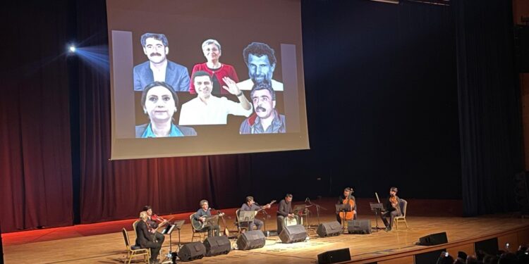 Metin ve Kemal Kahraman’ın konserine yoğun ilgi