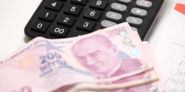 Milyonların Gözü 18 Aralık'ta! Kapalı Zarfla Verdiler: İşte TÜRK-İŞ'in Asgari Ücret Talebi