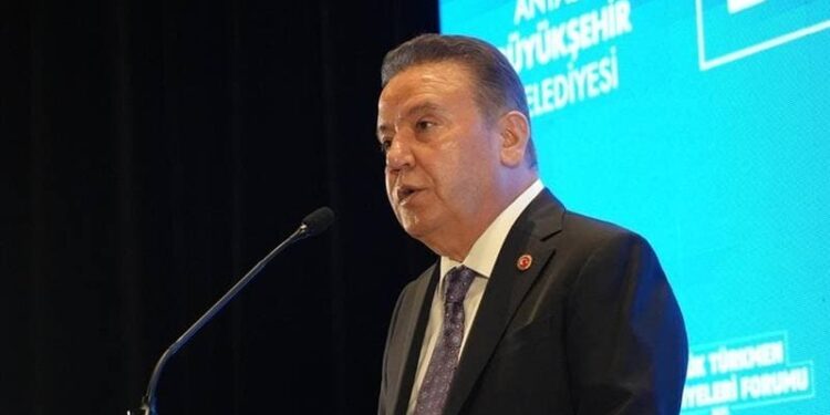 Muhittin Böcek acilen hastaneye kaldırıldı