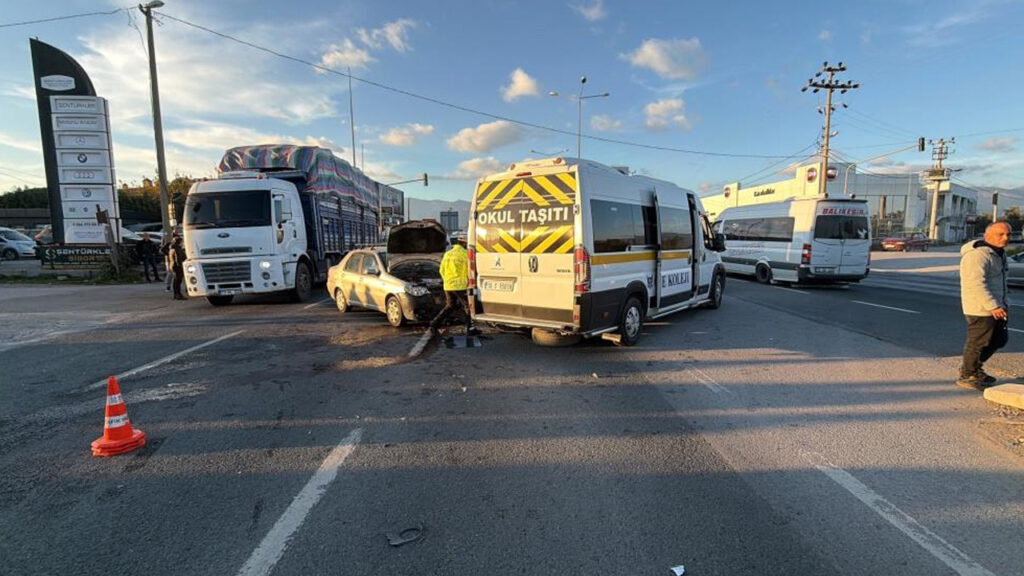 Öğrenci Servisi ile Otomobil Çarpıştı: Yaralılar Var