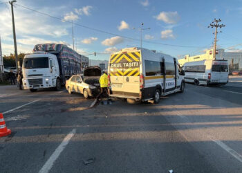 Öğrenci Servisi ile Otomobil Çarpıştı: Yaralılar Var