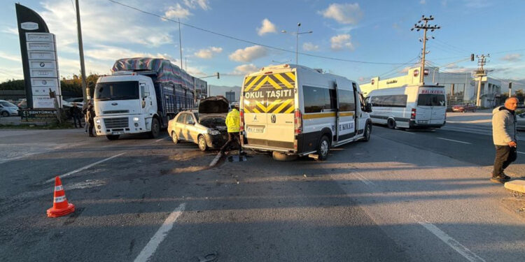 Öğrenci Servisi ile Otomobil Çarpıştı: Yaralılar Var