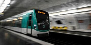 Paris metrosundaki bıçaklı saldırıda 3 kadın yaralandı