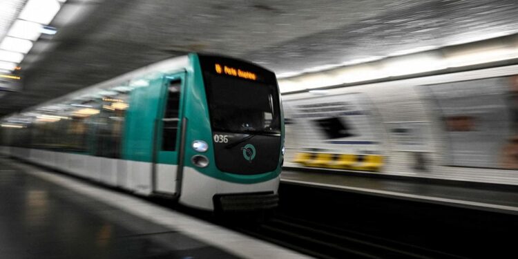 Paris metrosundaki bıçaklı saldırıda 3 kadın yaralandı