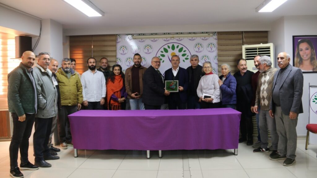 Roman dernekleri temsilcileri DEM Parti İzmir İl Örgütünü ziyaret etti