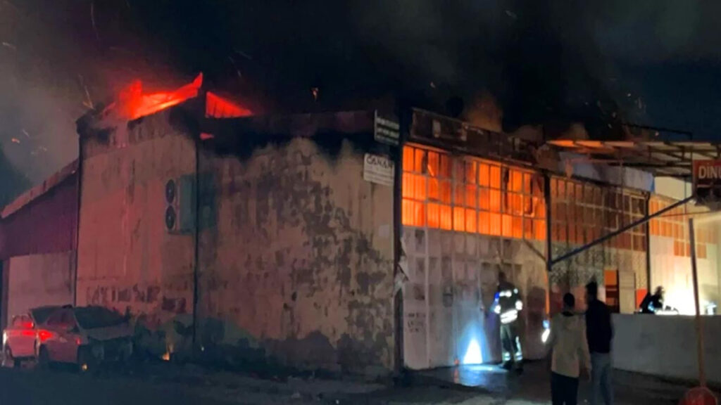 Sanayi Sitesinde Yangın! Alevler 8 İş Yerine Sıçradı