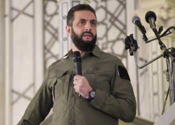 Suriye Devriminin Birinci Yılı | Ahmed Şara Şam'a Girdiği Kıyafetle Emevi Camisi'ne Gitti, 'Kardeşlik' Mesajı Verdi