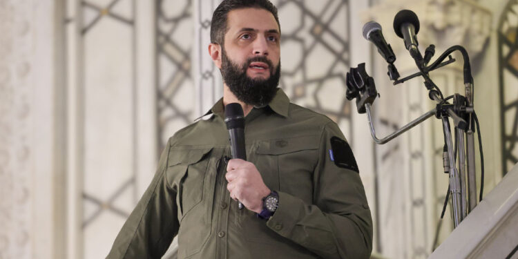 Suriye Devriminin Birinci Yılı | Ahmed Şara Şam'a Girdiği Kıyafetle Emevi Camisi'ne Gitti, 'Kardeşlik' Mesajı Verdi