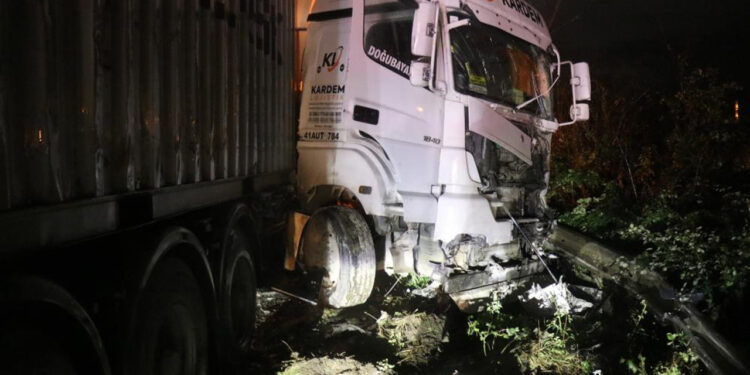 Tır, Midibüs, Kamyonet... Hepsi Birbirine Girdi! 12 Yaralı