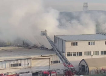 Tuzla’da Fabrika Cayır Cayır Yandı! Alevler Bir Anda Tesisin Tamamını Sardı