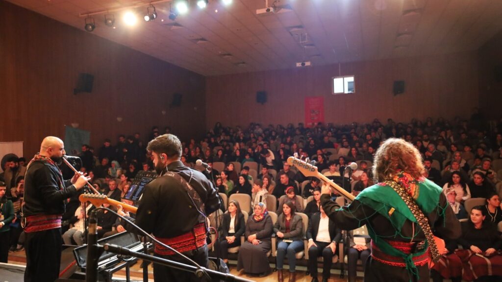 Wan’da müzik festivalinde renkli görüntüler