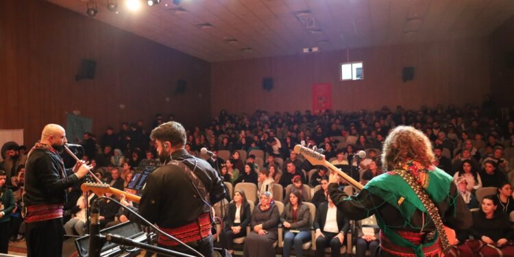 Wan’da müzik festivalinde renkli görüntüler