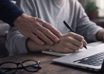 Bilim insanlarından anne babalara uyarı: Aşırı ilgili ebeveynlik çocukların kariyerini olumsuz etkileyebilir