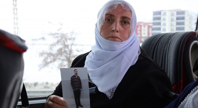 Tutsakların televizyon ve buzdolaplara el konuldu, tuvalet kapası söküldü