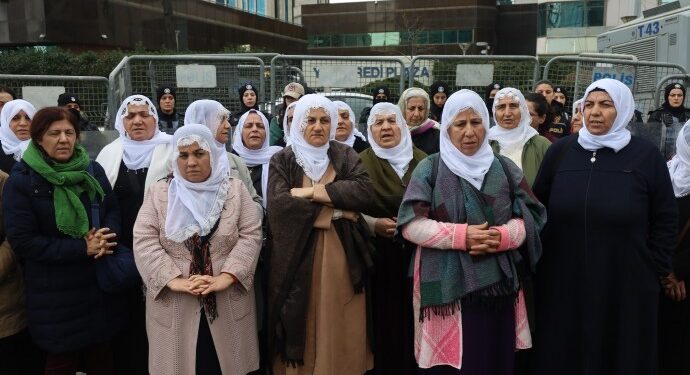 Barış Anneleri İsrail Konsolosluğu önünde saldırıları protesto etti