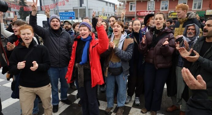Halklar Karavanı üyeleri sınır dışı edilmek için İstanbul’a götürüldü