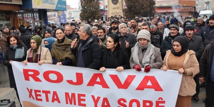Halklar saldırılara karşı yürüdü: Rojava Kürt halkının umududur