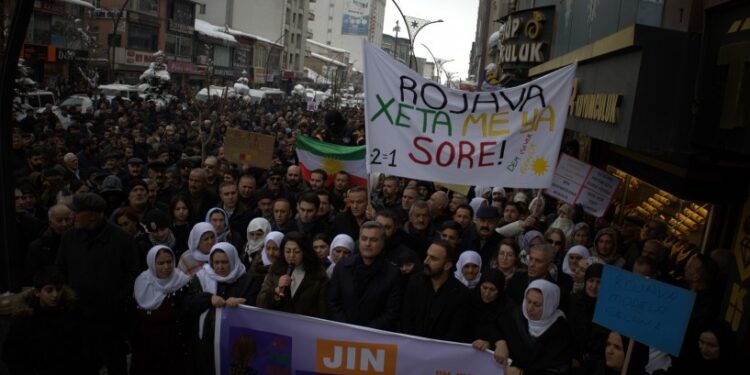 Gever’de kitlesel yürüyüş: Kürtler direnerek komployu boşa çıkardı