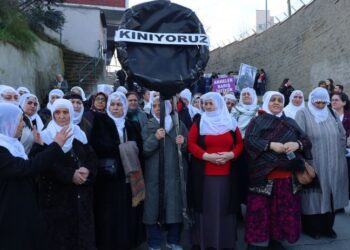 Barış Anneleri ABD Konsolosluğu’na siyah çelenk bıraktı
