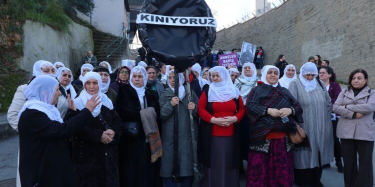 Barış Anneleri ABD Konsolosluğu’na siyah çelenk bıraktı