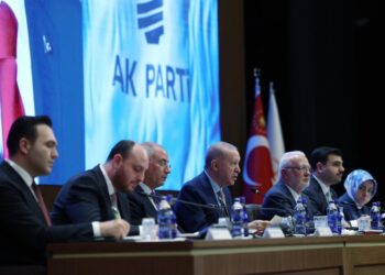 AKP’li isim Erdoğan’ın olduğu toplantıda ağır konuştu: Lüks arabaların camından vatandaşlara sabır dilemekten vazgeçmeliyiz