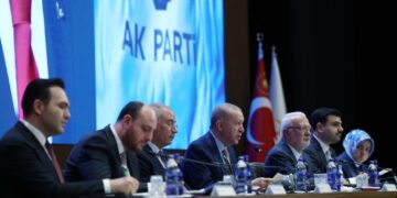 AKP’li isim Erdoğan’ın olduğu toplantıda ağır konuştu: Lüks arabaların camından vatandaşlara sabır dilemekten vazgeçmeliyiz