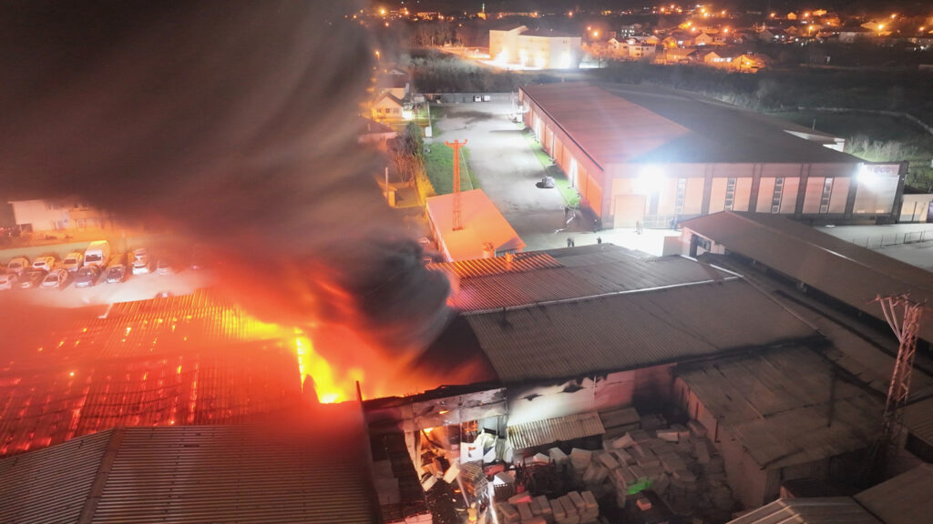 Alevlerden Hortum Oluştu! Düzce'de Büyük Fabrika Yangını